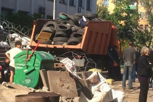 Металлурги убрали часть баррикад в Мариуполе
