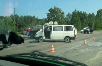 На трассе Ровно - Костополь столкнулись БТР и микроавтобус