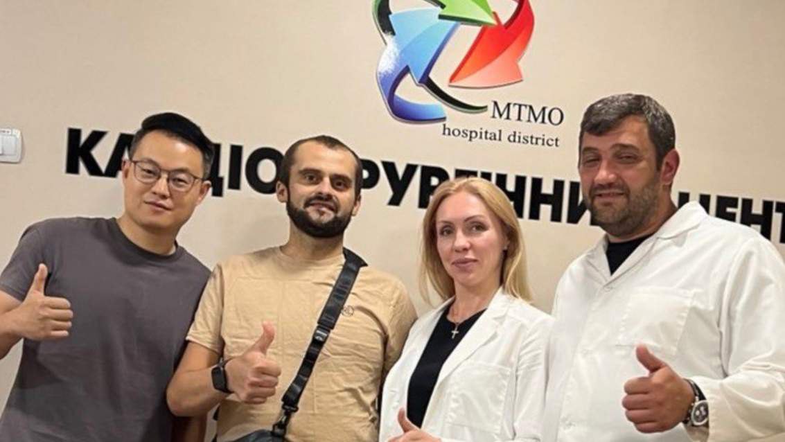 Команда лікарів і пацієнт Сергій, якого прооперували (другий ліворуч) 