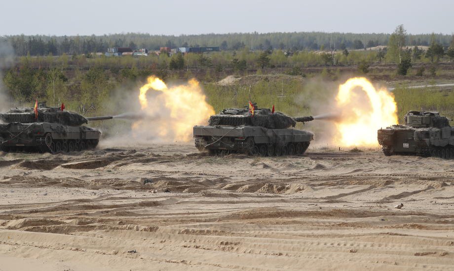 Іспанські військовослужбовці на бойових танках Leopard 2E під час навчань Iron Spear 2022 під керівництвом передової бойової групи НАТО на полігоні Адажі, Латвія, 11 травня 2022 року.