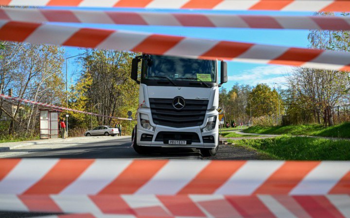 Держмитна служба: Польща тимчасово не оформлятиме українські фури із вантажами