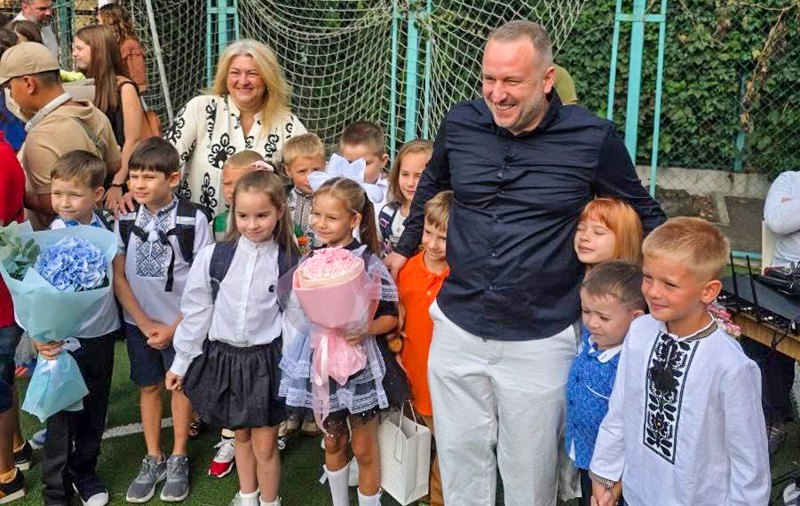 Федір Губенков з учнями на святі 1-го вересня у школі. 