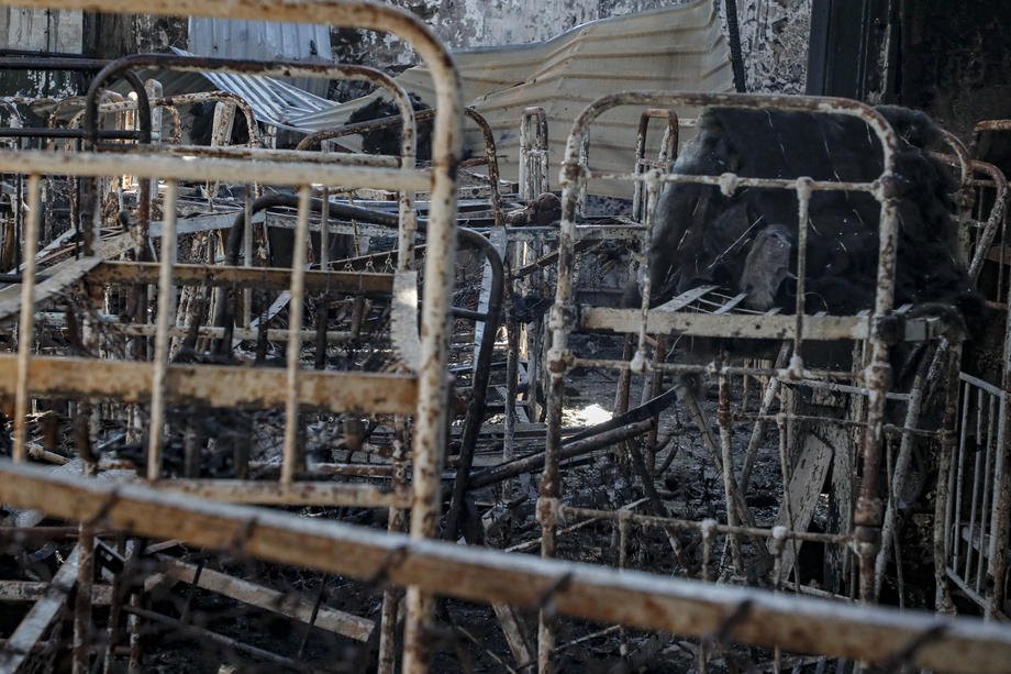 Згорілий барак в Оленівській колонії.