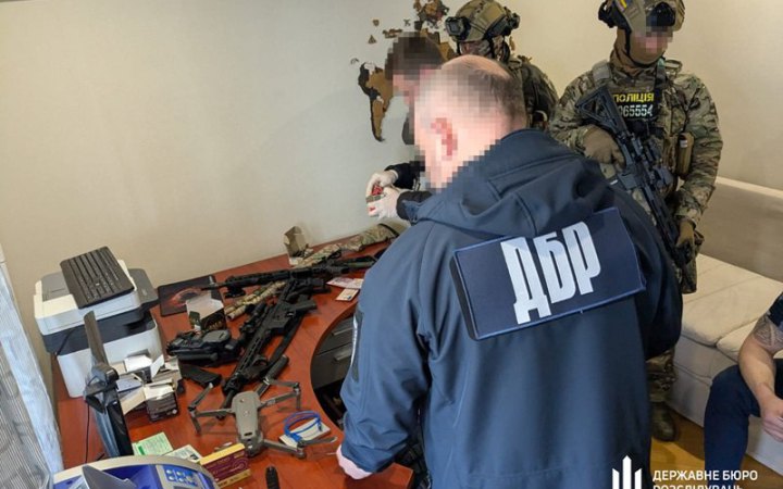 ДБР викрило поліцейського, який перепродавав трофейну зброю через інтернет