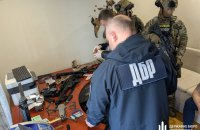 ДБР викрило поліцейського, який перепродавав трофейну зброю через інтернет