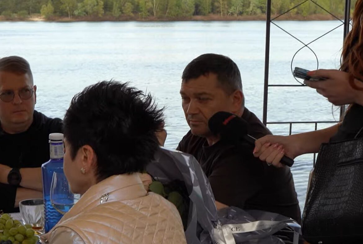 Вечірка відбулася у робочий час у п’ятницю, 25 квітня, на території Вишгородського «Водоканалу» поблизу Київського моря.