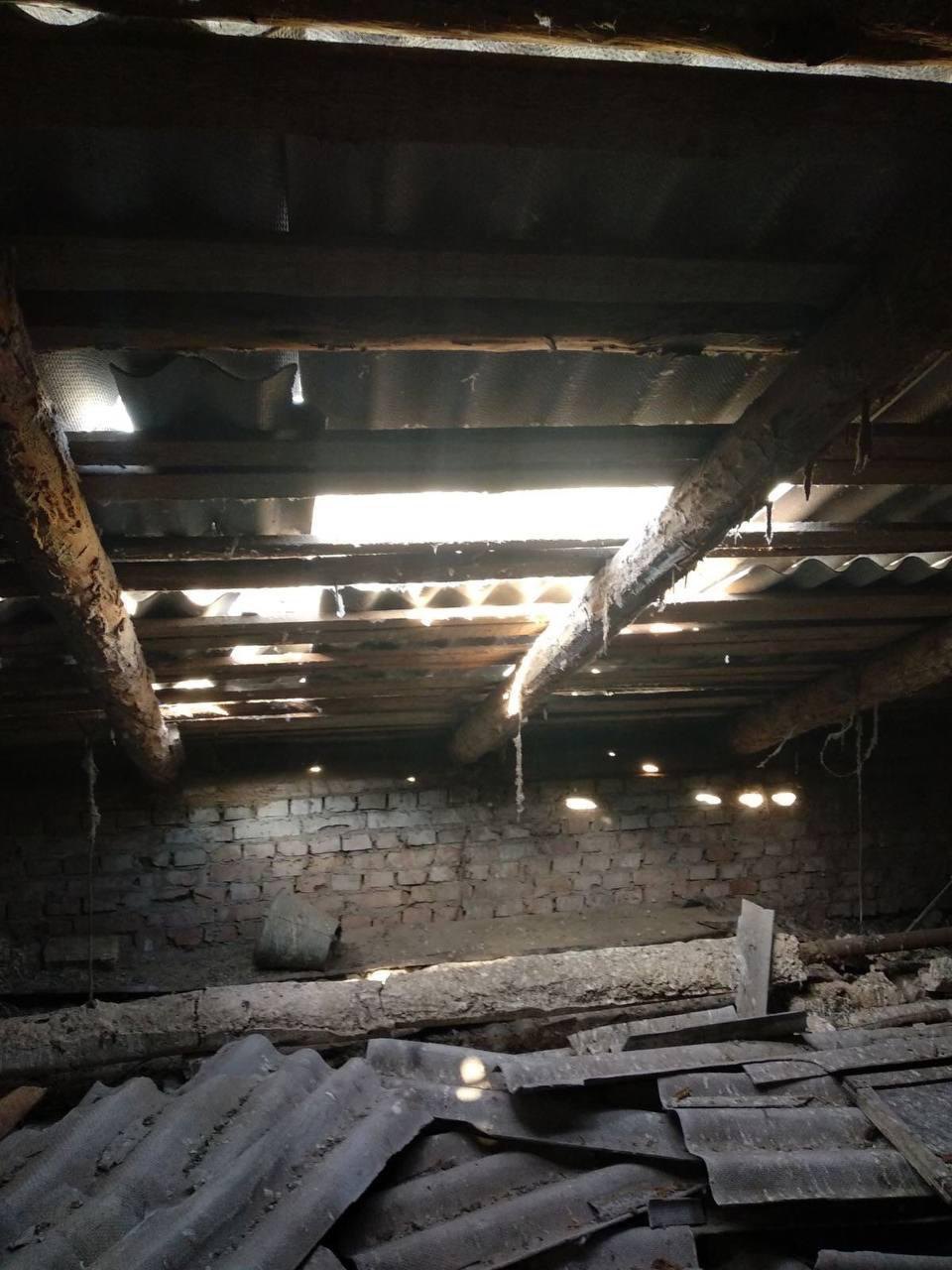 Пошкоджені дахи у будинках на вулиці Татарській