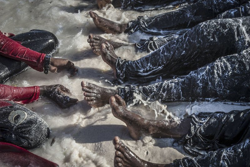 Снимок из серии о жительницах Занзибара, которые не умеют плавать.