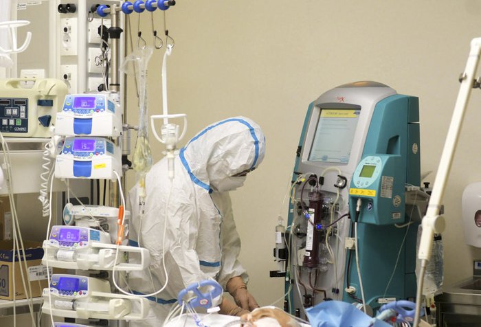 Лікар надає допомогу пацієнту з COVID-19 у відділенні інтенсивної терапії лікарні Vizzolo Predabissi, Мілан,
24 березня 2020