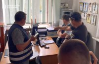 ДБР затримало правоохоронця з Кременчука, який тиснув на свідка та притягував до відповідальності невинну особу
