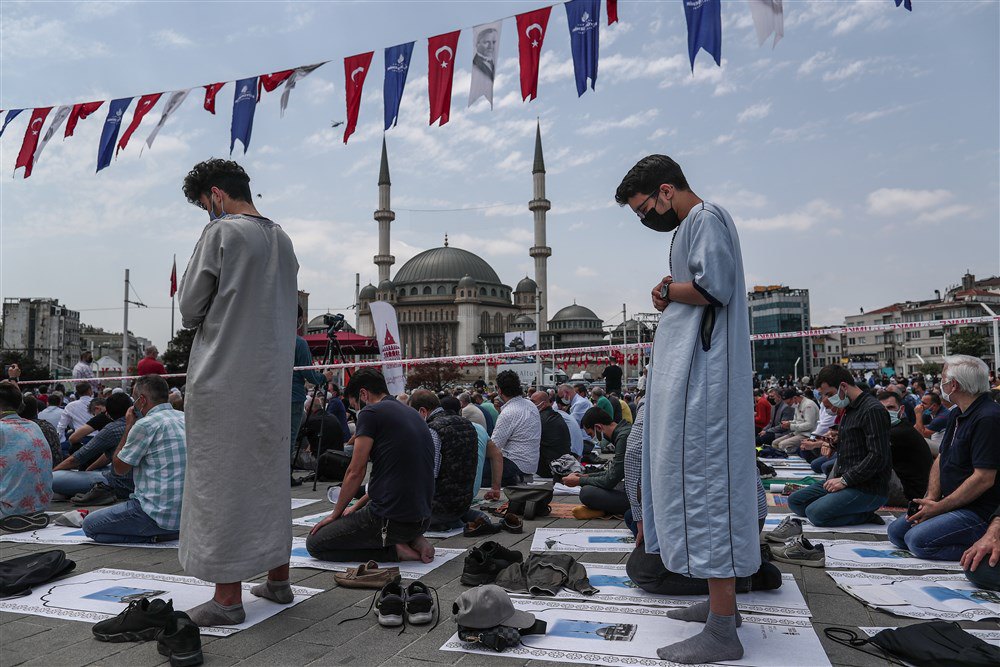 П’ятнична молитва перед новозбудованою мечеттю Таксім під час церемонії її відкриття в Стамбулі, 28 травня 2021 року