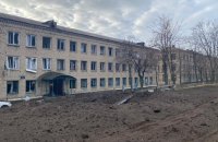 Окупанти влучили ракетами в інтернат на Донеччині: поранено людину