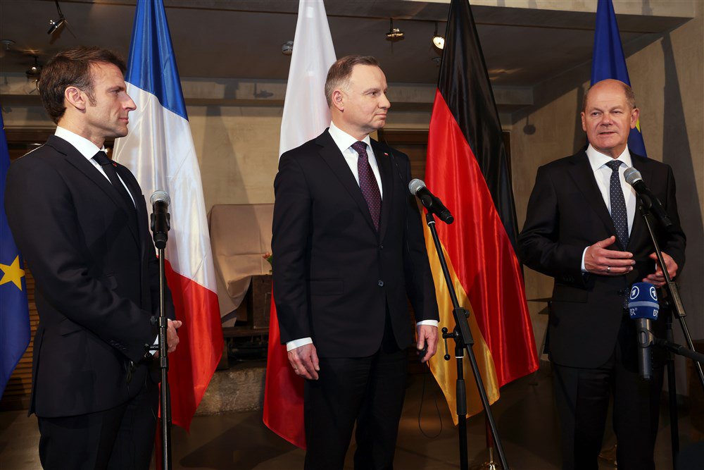 Президент Франції Емманюель Макрон, президент Польщі Анджей Дуда і канцлер Німеччини Олаф Шольц виступають на полях Мюнхенської конференції з безпеки, 17 лютого 2023 року