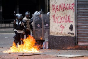 Годовщина президентства Мадуро сопровождается беспорядками