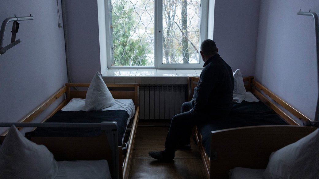 Пацієнт у наркологічному відділення однієї зі столичних лікарень після передозуванням Налбуфіном, Київ, 21 листопада 2024 року.
Чоловік з Харківщини почав приймати цей препарат як знеболювальне після операції за порадою сімейного лікаря, не знаючи, що це опіат.