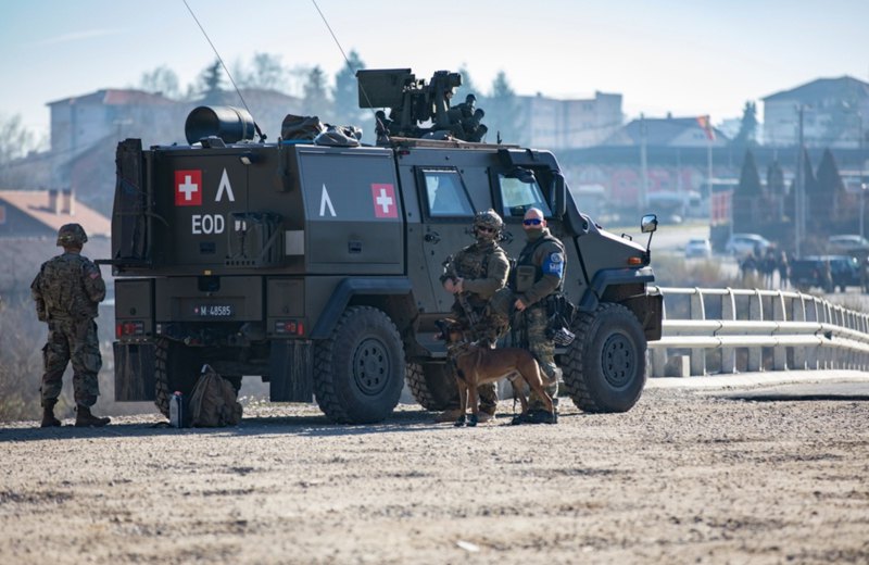 Миротворчі сили <i>KFOR</i> розчищають дорогу на міст у Митровиці, Косово, 3 січня 2023 року. 