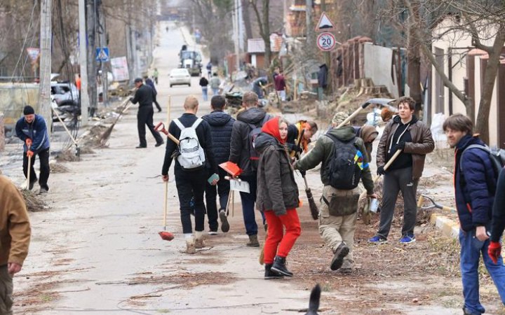 Волонтери та комунальники прибрали близько 20% вулиць Ірпеня, - мер