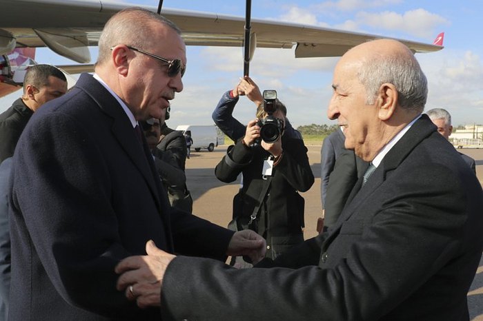 Президент Алжира Абдельмаджид Теббоун (справа) и президент Турции Реджеп Тайип Эрдоган приветствуют друг друга в аэропорту
Алжира, 26 января 2020 