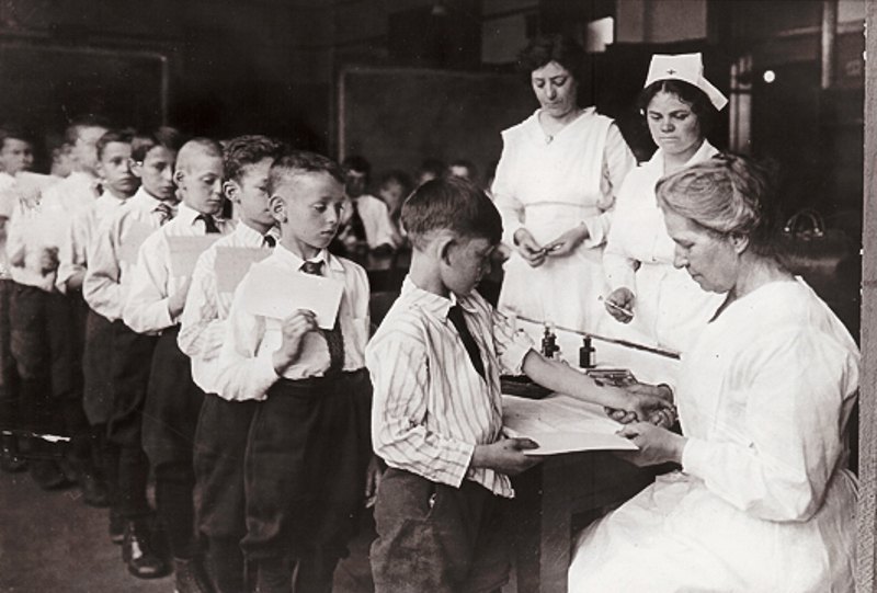 Діти очікують щеплення проти дифтерії. Нью-Йорк, 1920-ті роки.