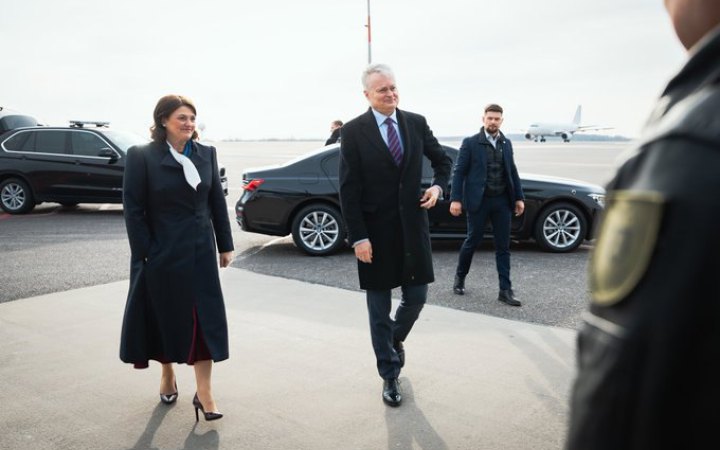 У Парижі президенти Франції і Литви обговорять допомогу Україні