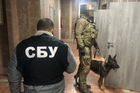 У Києві СБУ затримала поліцейського на хабарі у $10 тисяч за закриття кримінального провадження