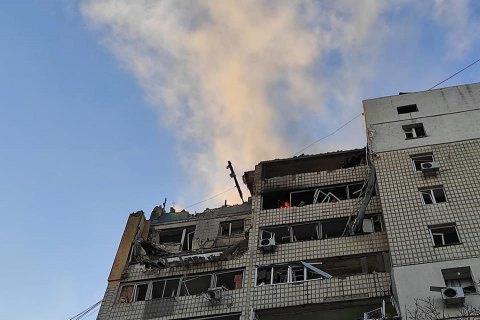 У Шевченківському районі Києва уламки снаряда влучили у 12-поверхівку, стався обвал