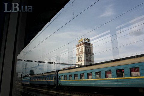 У Києві неподалік Центрального вокзалу чоловікові переїхало ноги електричкою 