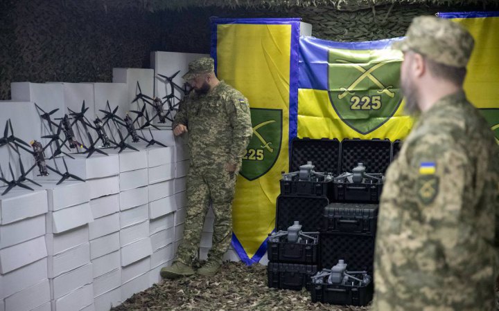 Бійці 225 окремого штурмового полку отримали 3100 БПЛА різного типу від громади Києва  