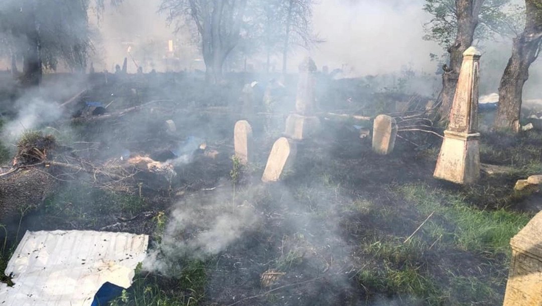 Дим серед надгробків на єврейському кладовищі після обстрілів окупантами Глухова, 8 травня 2022 р. 