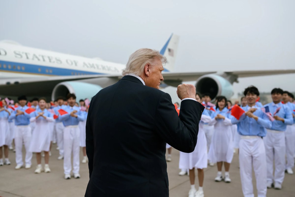 Дональд Трамп відбуває до США з Пекіна
