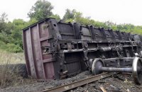 Два вагона с углем сошли с рельс из-за подрыва путей в Луганской области