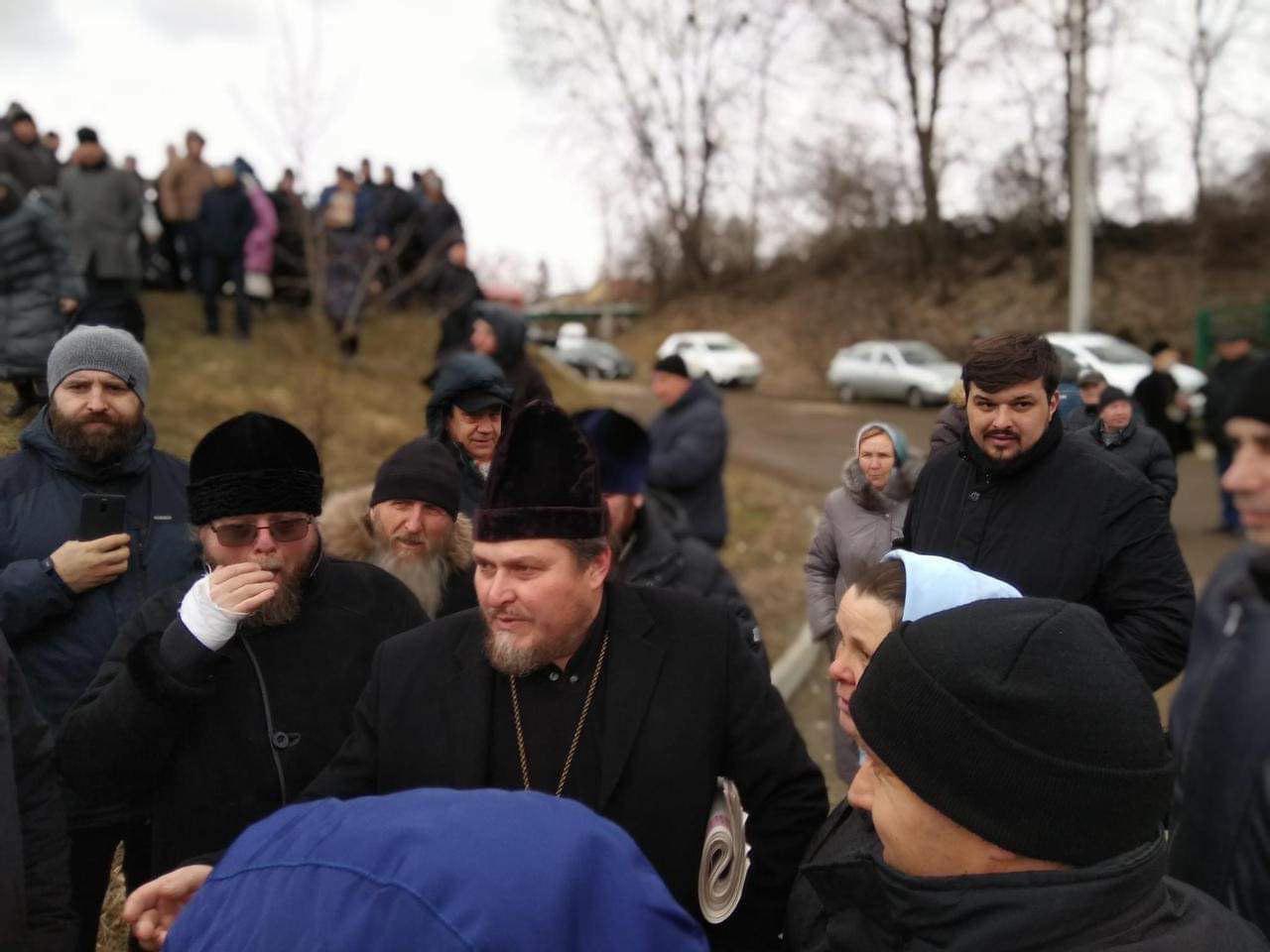 'Православне братство', Ігор Слободян- священник УПЦ МП, який бив військового, на фото праворуч у чорній куртці.