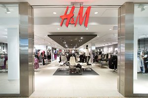Сеть магазинов одежды H&M отложила выход на украинский рынок