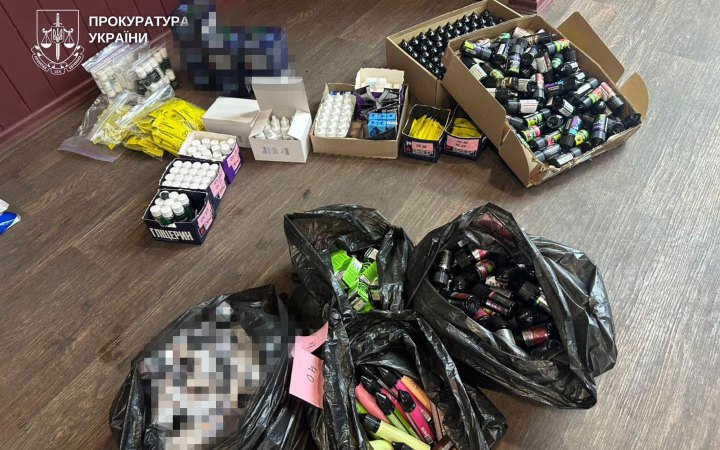 Чотирьох хмельничан підозрюють у незаконному продажі нікотинових рідин для вейпів на 12 млн грн