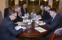 Фюле и лидеры оппозиции обсудили вопрос разрешения кризиса