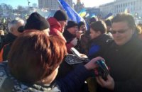 Глава МИД Литвы принес митингующим на Майдан варежки