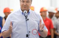 Янукович вышивает инициалы на рубашках