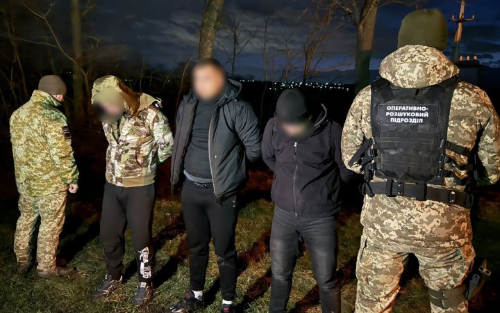 Дзвінок за 15 000 євро: на Буковині затримали ухилянтів, яких до кордону "вели" телефоном