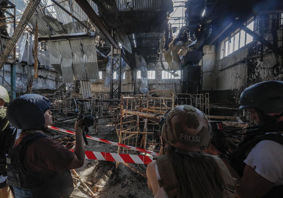 Внутрішня частину зруйнованого бараку, де утримували українських військовополонених в Оленівці Донецької області, 10 серпня 2022 року.