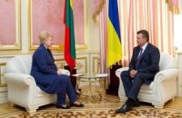 Янукович заявил, что не может подписать ассоциацию с ЕС из-за шантажа России
