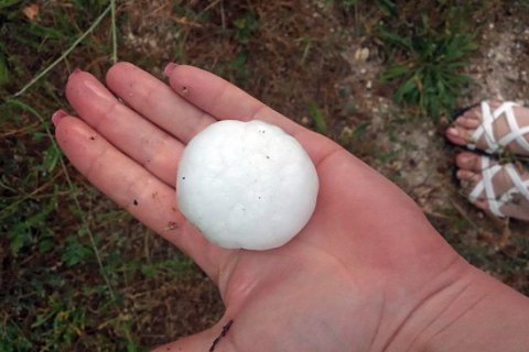 В Крыму прошла гроза с крупным градом, повредившим автомобили