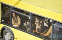 Чоловік розбив скло в київському тролейбусі за відмову взяти його одинадцятим пасажиром