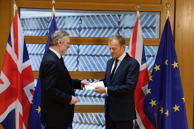 Посол ЕС Тим Барроу передает Дональду Туску письмо о решении Великобритании выйти из ЕС