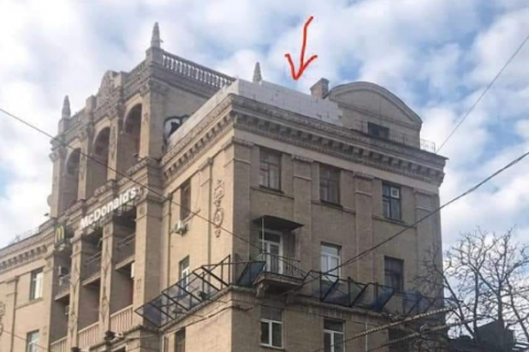 На крыше дома на Майдане начали демонтаж незаконной надстройки