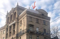 На крыше дома на Майдане начали демонтаж незаконной надстройки