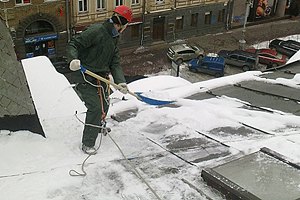 Киевских коммунальщиков обязали очистить крыши от сосулек