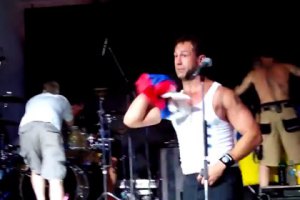Басист группы Bloodhound Gang извинился перед украинцами за инцидент с флагом 
