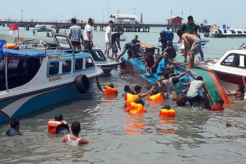 В Индонезии затонул катер с 47 людьми на борту