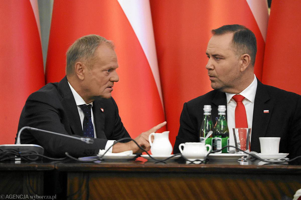 Прем'єр-міністр Дональд Туск і президент Кароль Навроцький під час засідання Кабінету Міністрів після президентських виборів. Варшава, 27 серпня 2025 р. ґ