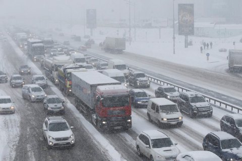 Из-за непогоды ограничено движение грузовиков в Киевской и Закарпатской областях